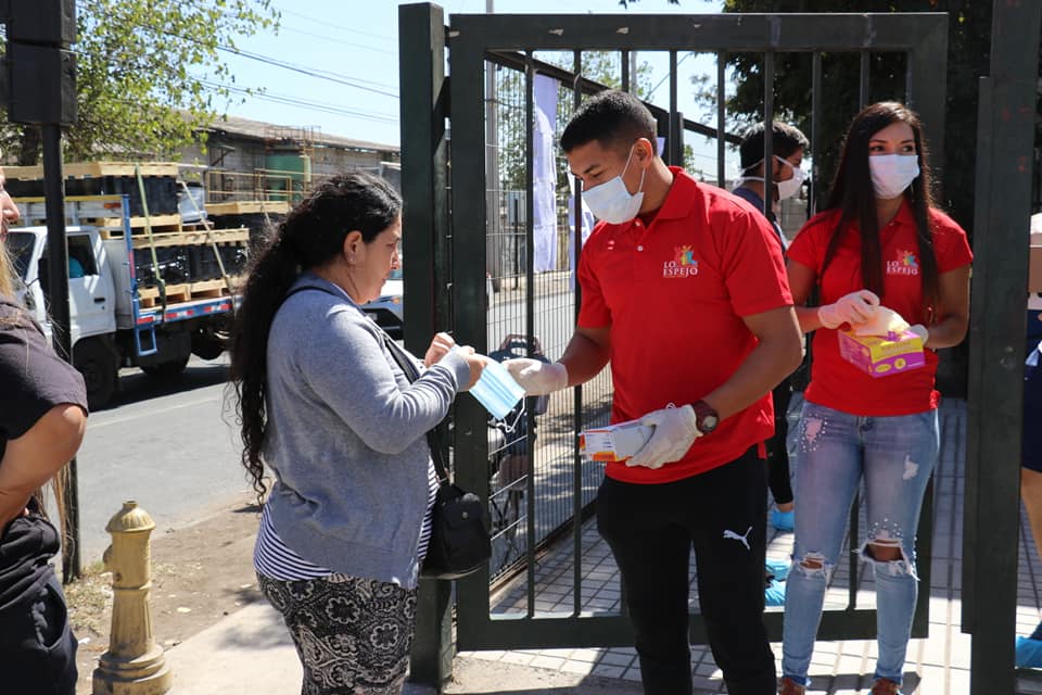 Entrega de guantes y mascarillas a la comunidad
