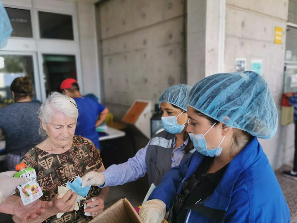 Entrega de guantes y mascarillas a la comunidad