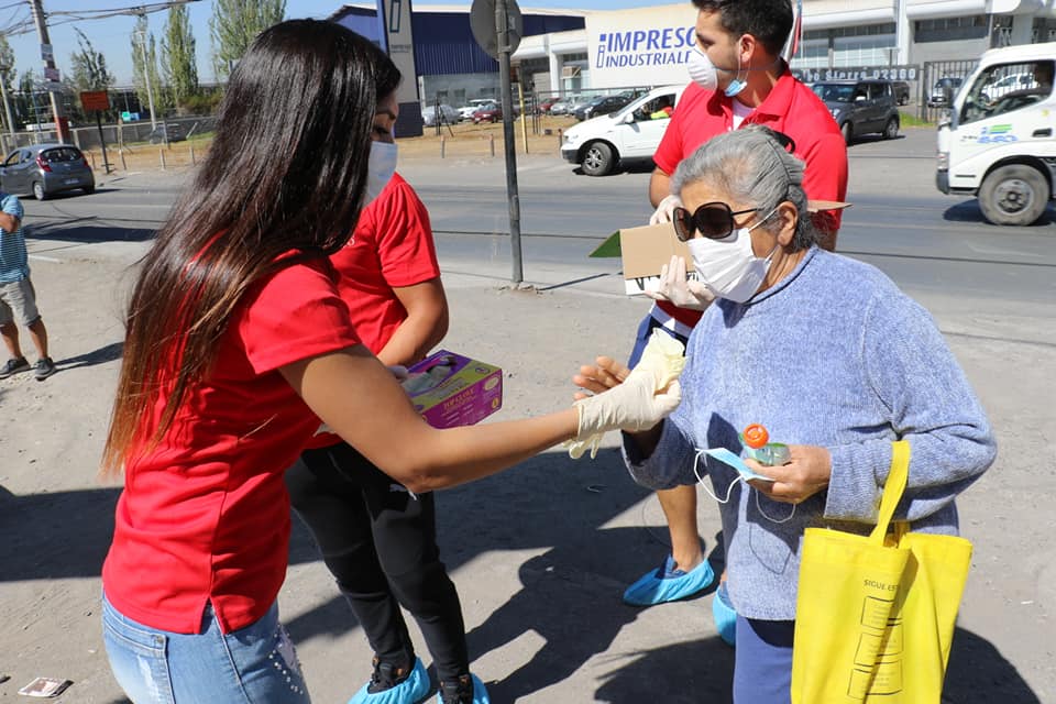 Entrega de guantes y mascarillas a la comunidad