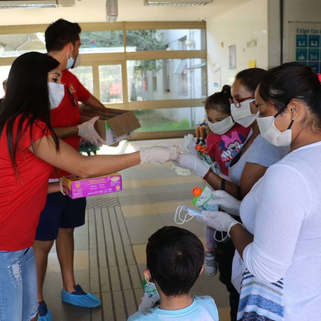 Entrega de guantes y mascarillas a la comunidad