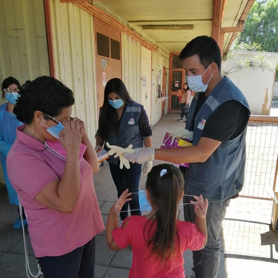 Entrega de guantes y mascarillas a la comunidad